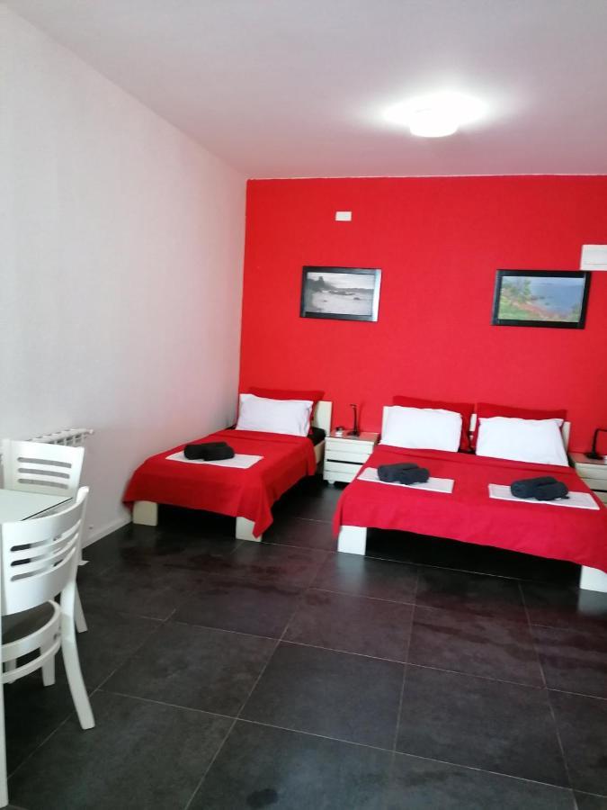 Beachfront Red Apartments With Pool Bar Esterno foto