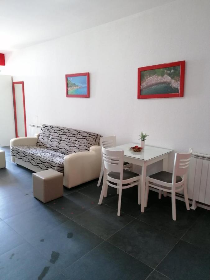 Beachfront Red Apartments With Pool Bar Esterno foto