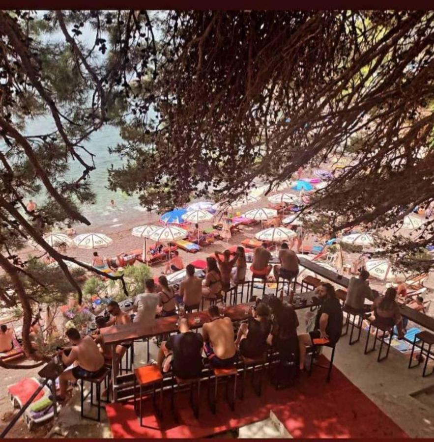 Beachfront Red Apartments With Pool Bar Esterno foto