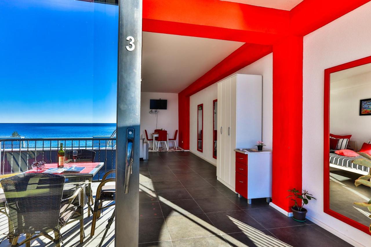 Beachfront Red Apartments With Pool Bar Esterno foto